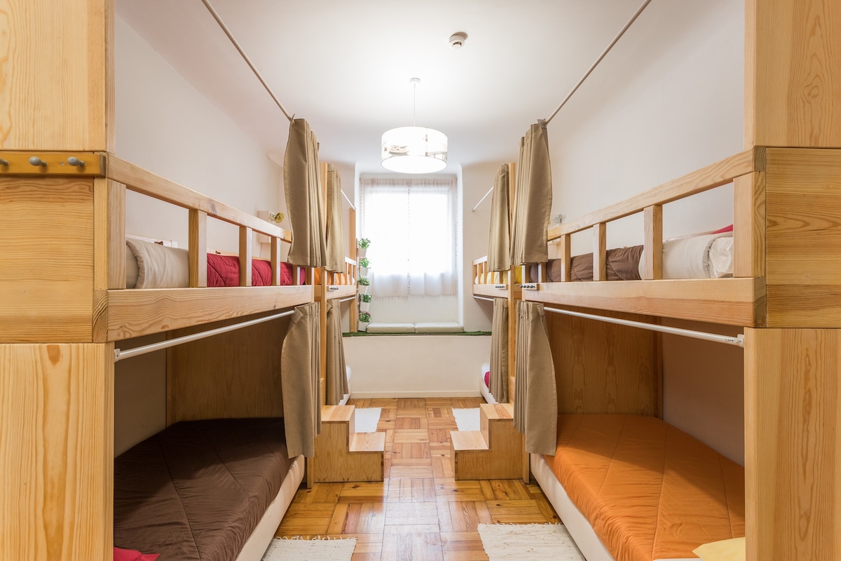 10个混合宿舍共用厕所的床位
