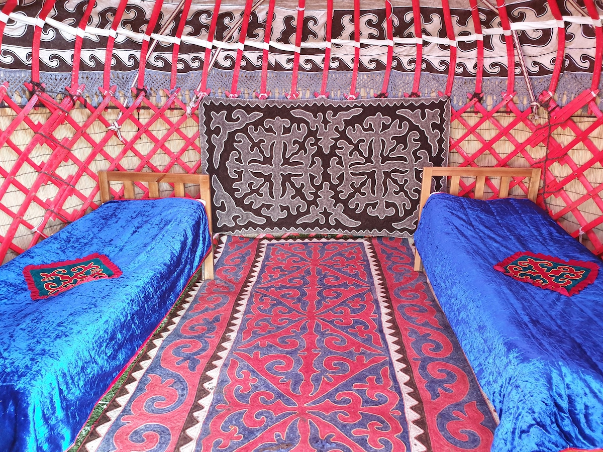 Yurt Camp "Sary-Bulun" at Song-Kul Lake