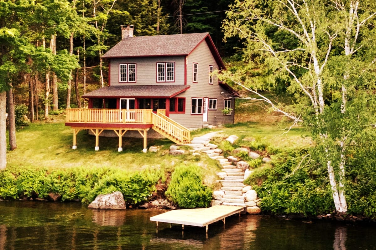 埃尔莫尔湖上美丽的佛蒙特小屋