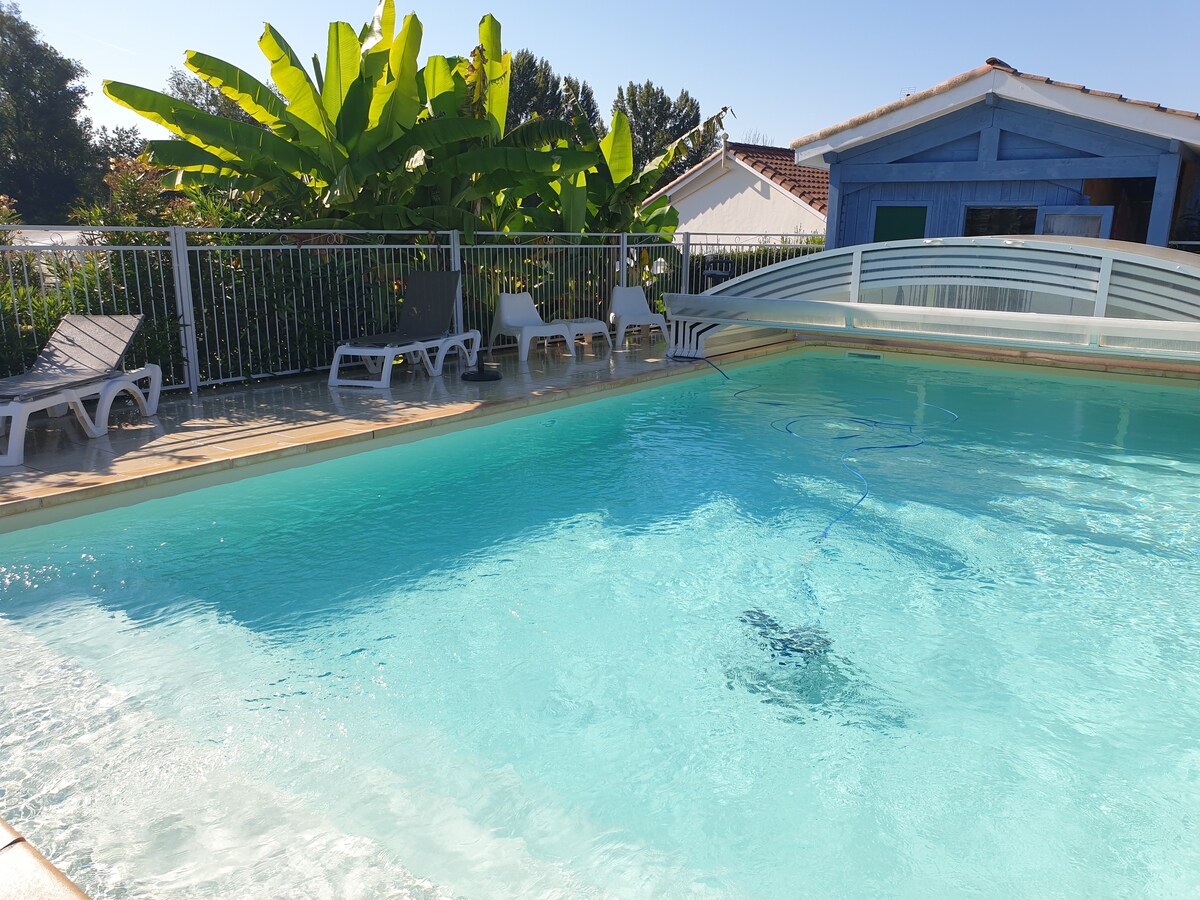 Gîte agréable, avec piscine, billard. Vue campagne