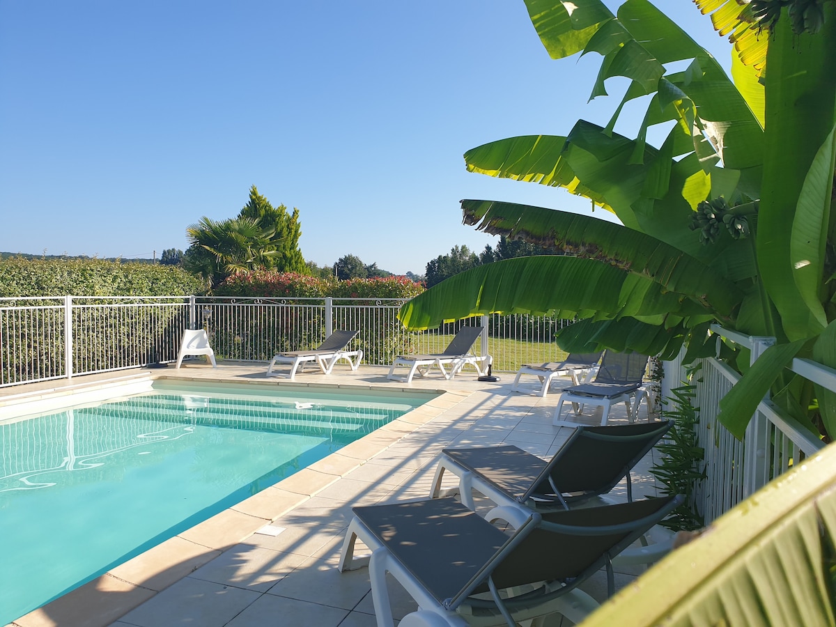 Gîte agréable, avec piscine, billard. Vue campagne