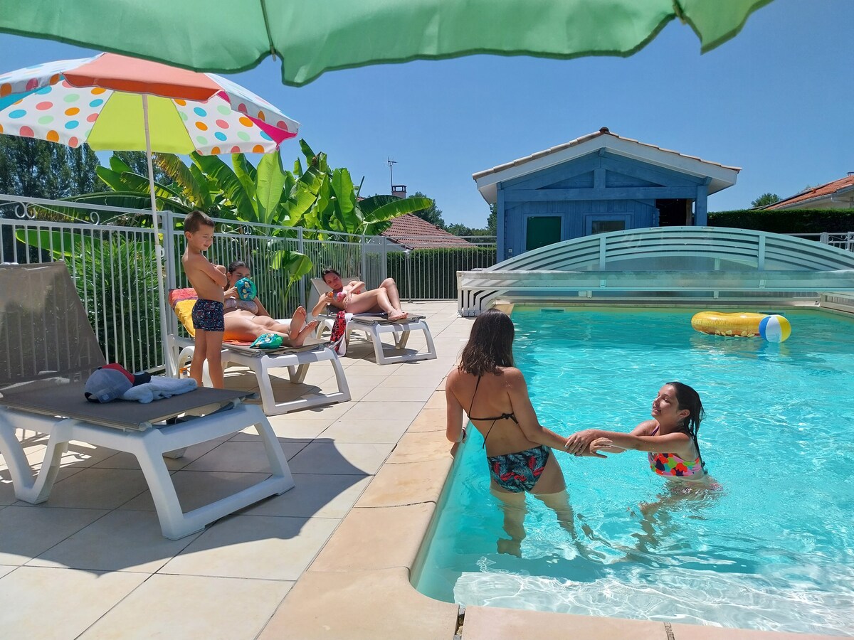 Gîte agréable, avec piscine, billard. Vue campagne