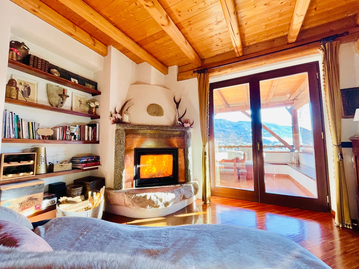 全景度假木屋露台和壁炉。多洛米蒂山脉
