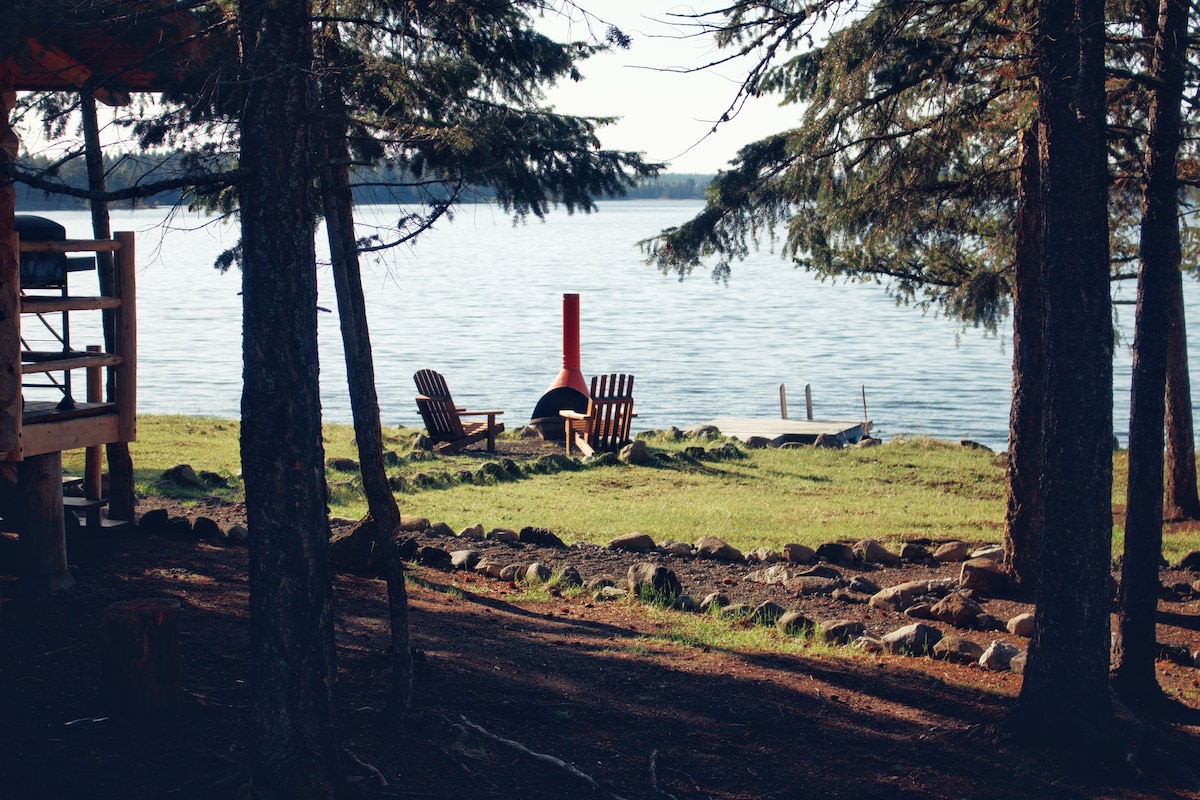 位于私人湖滨的美丽小木屋