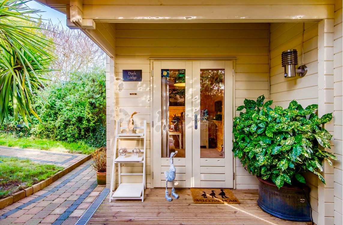 鸭子小屋住宿加早餐，带热水浴缸的豪华小木屋