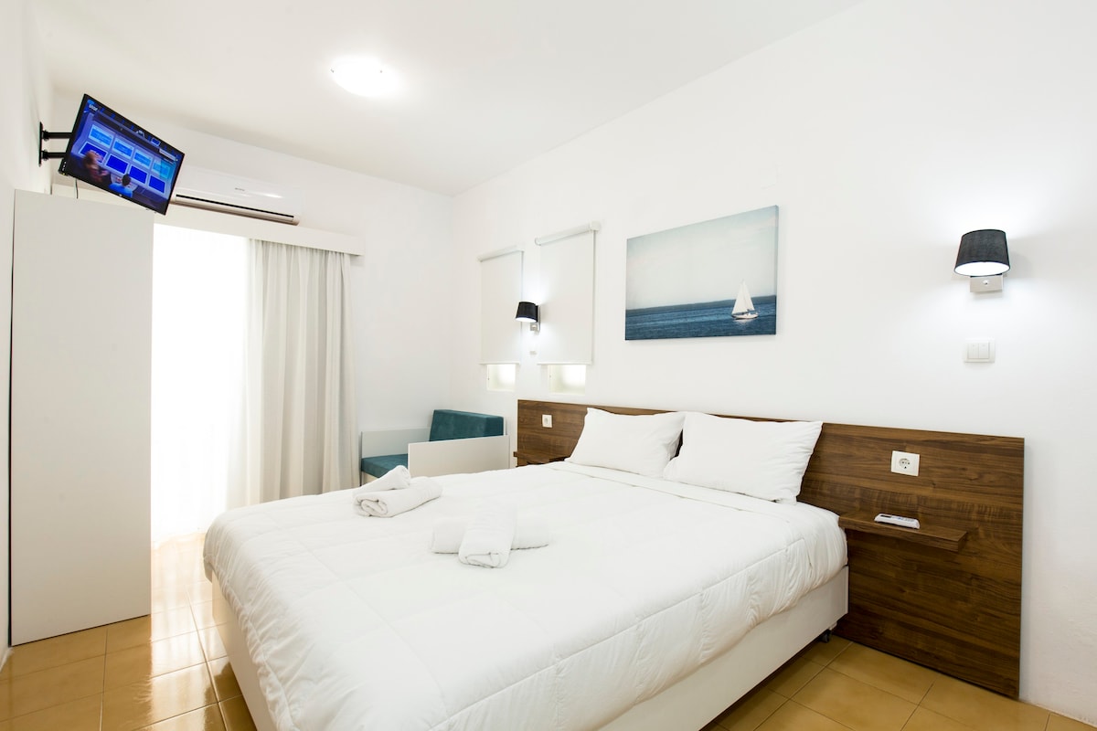 明亮干净的卧室+舒适的床，距离夜生活场所2英尺