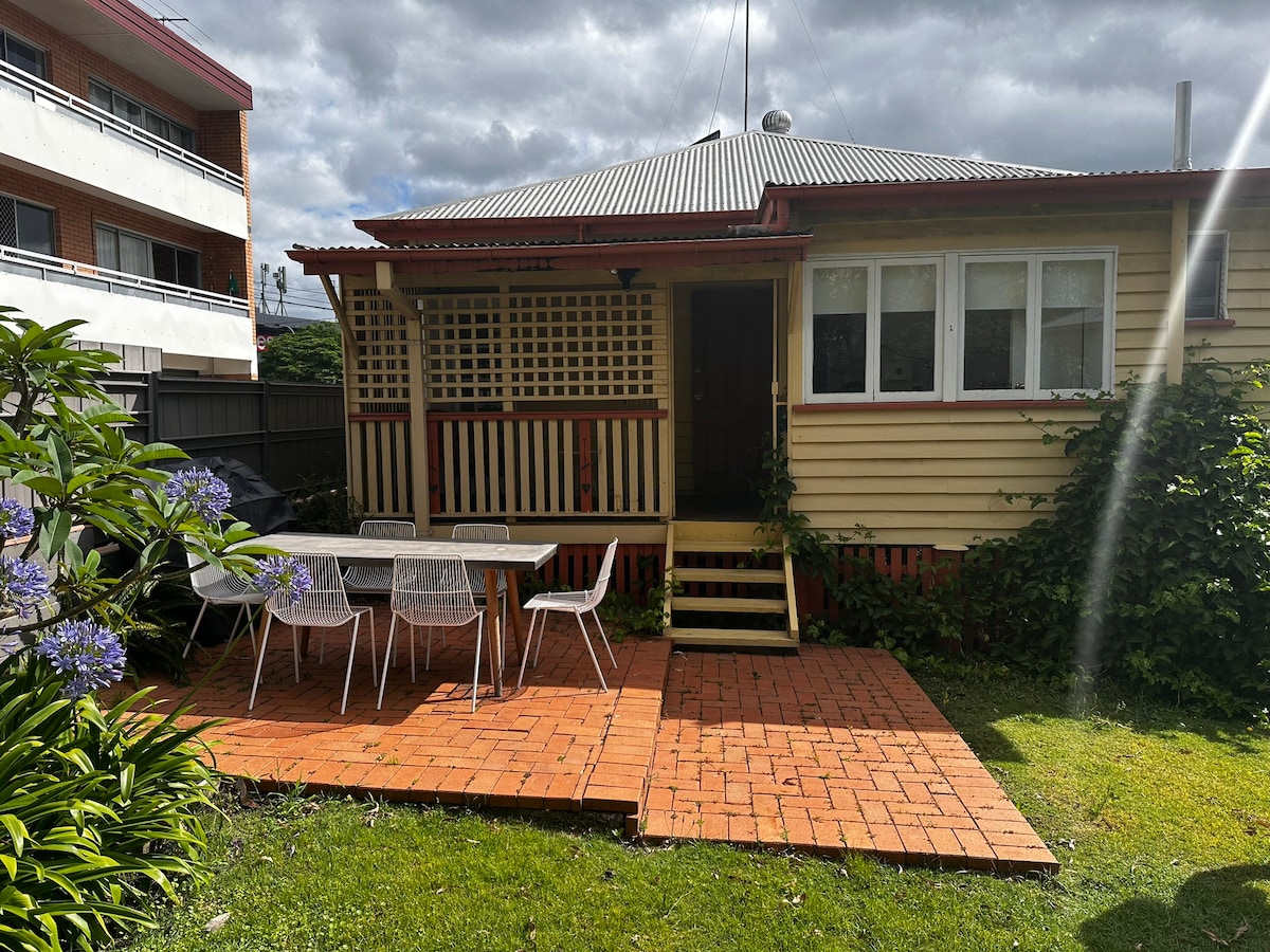 Private Greenslopes house 2Bdr for you to enjoy!