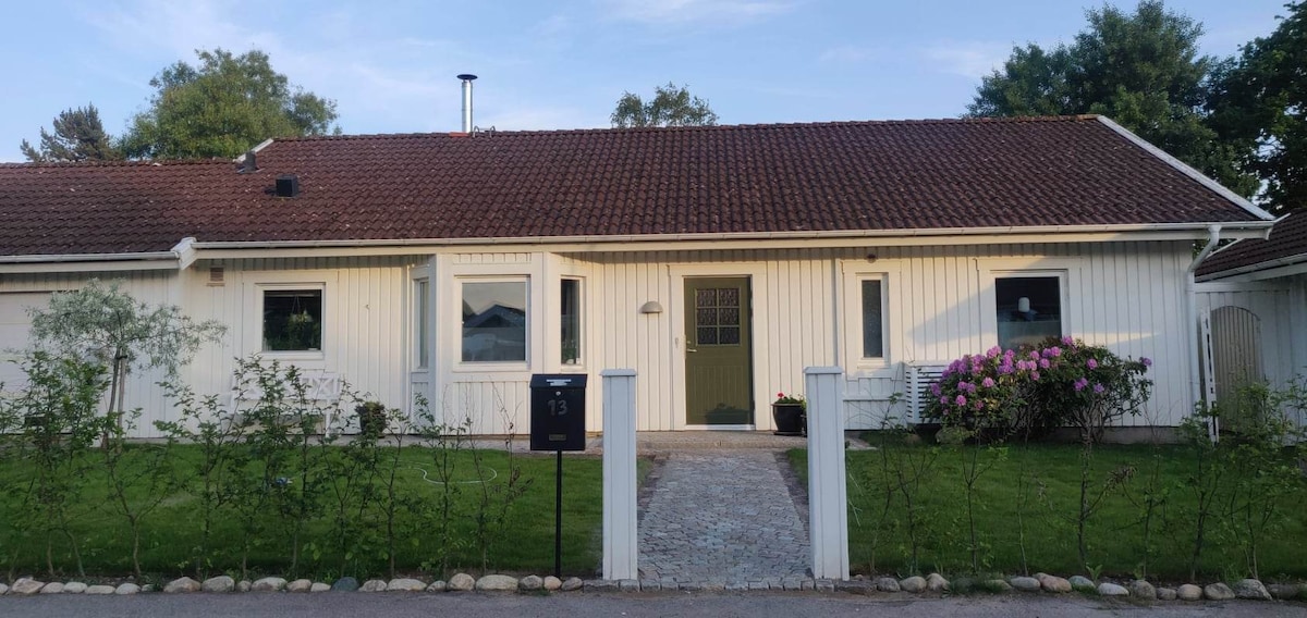 Mysig villa med trädgård i Vejbystrand