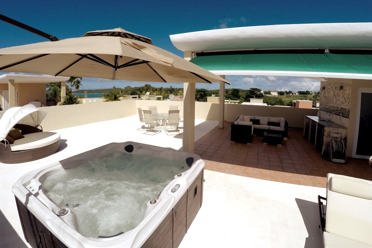 带热水浴缸的浪漫海滨度假顶层公寓
