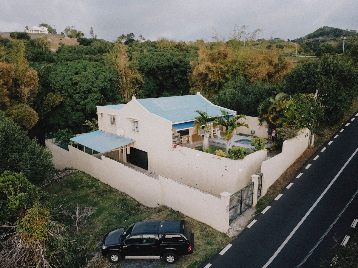 住宅NOULAKAZ宽敞的别墅，可欣赏海景。