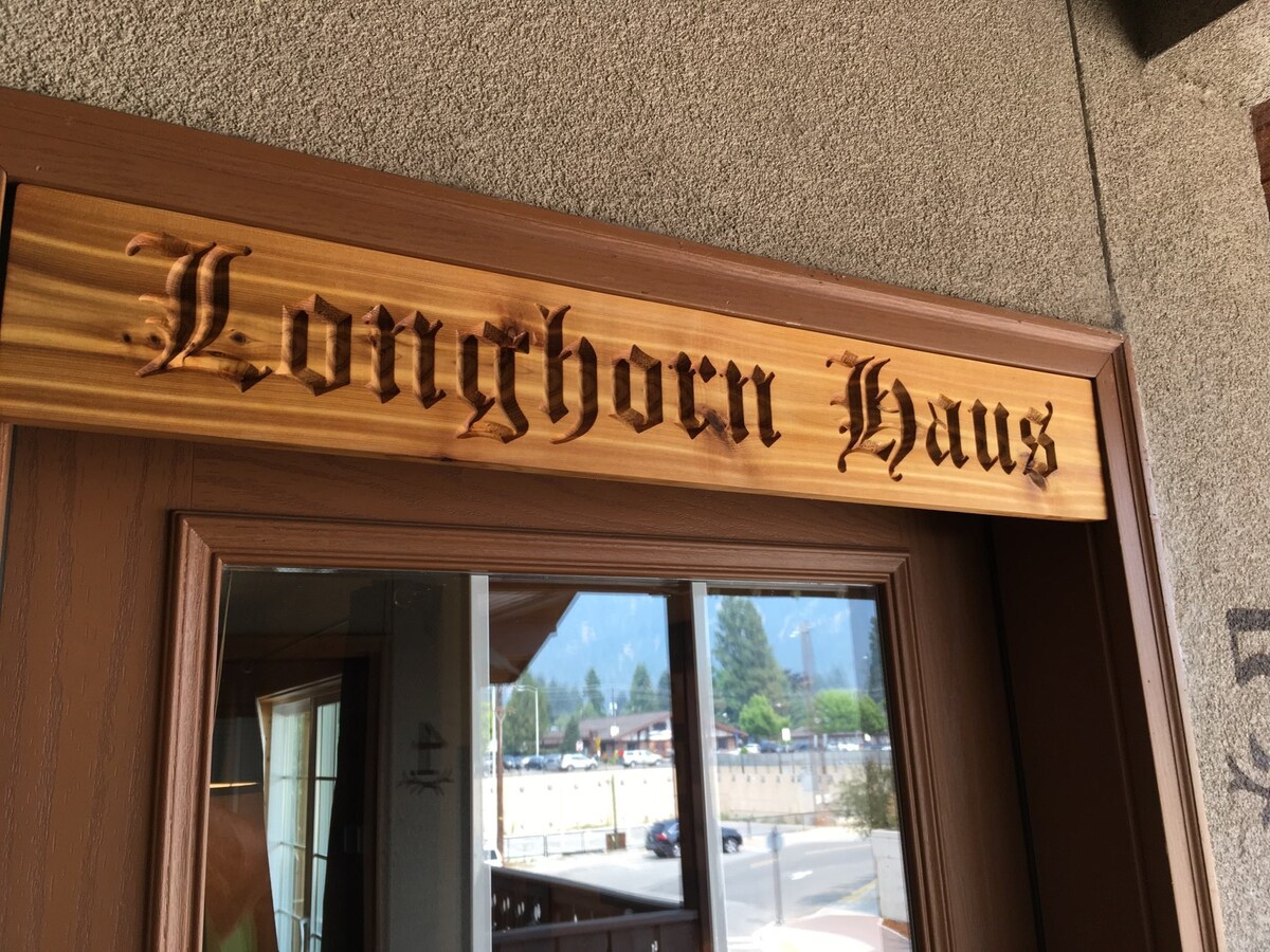 Longhorn Haus位于Leavenworth市中心