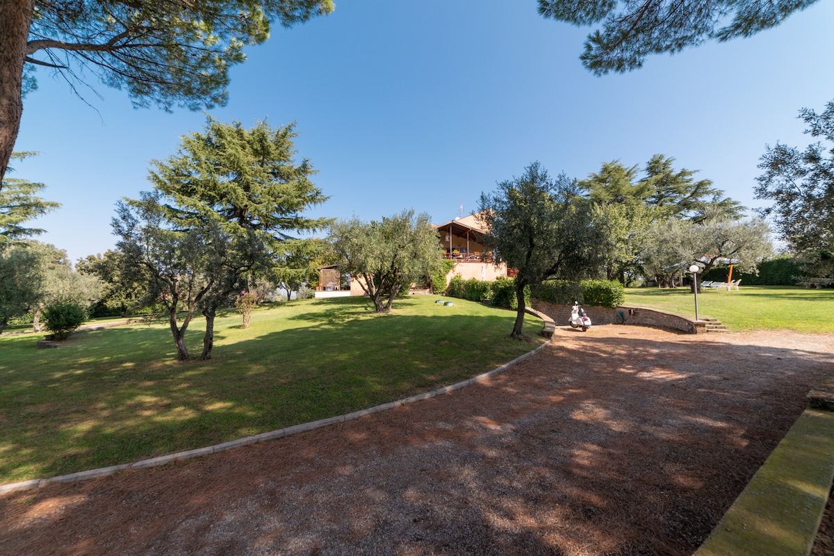 Villa dei Jasomini, Residence in the green