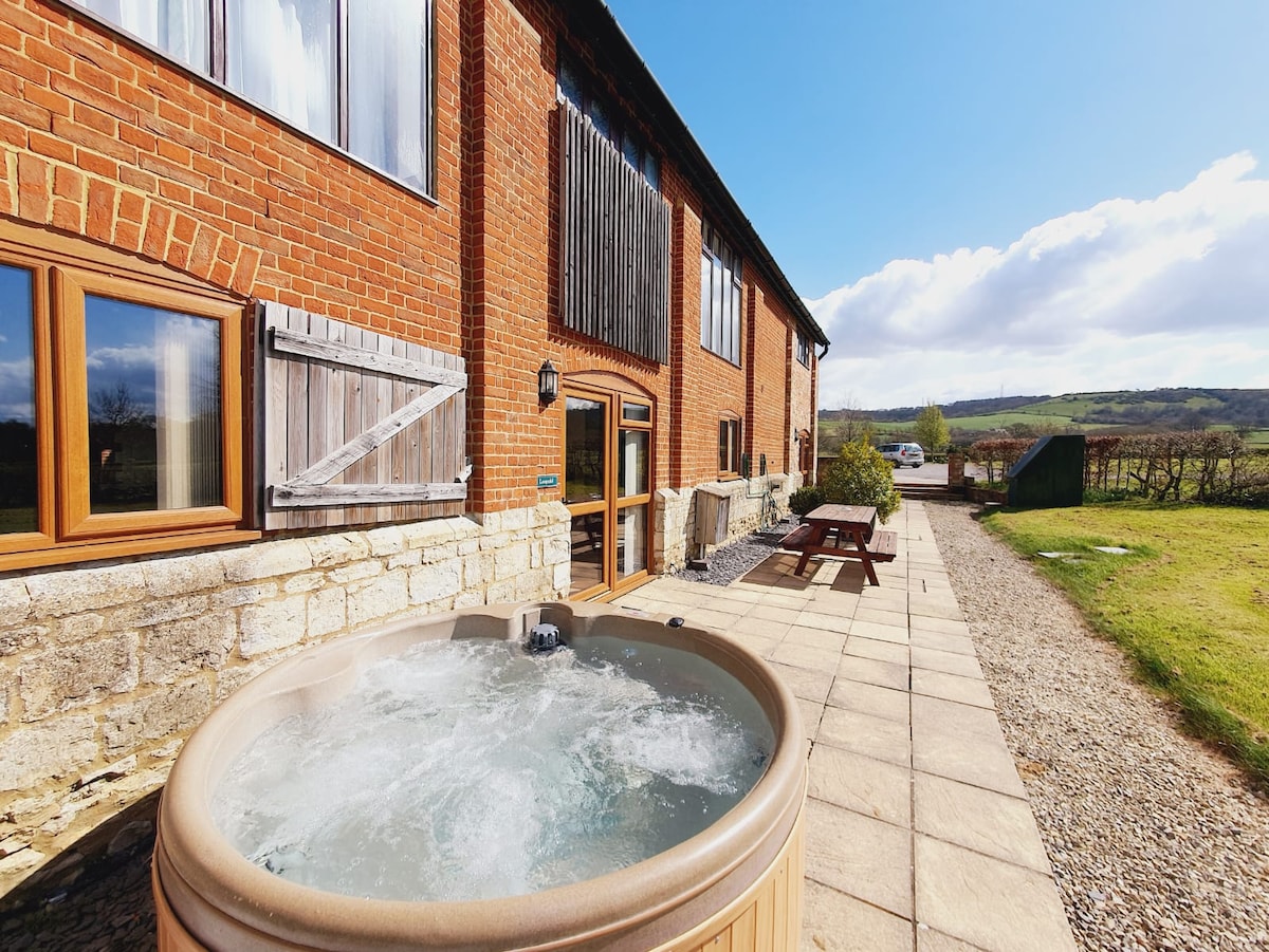 Rural Escape: Barn Conversion with Hot Tub