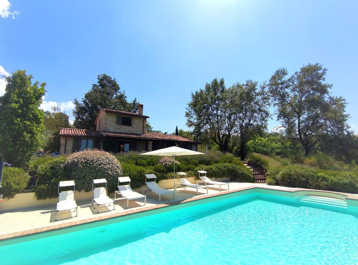 壮观的别墅、大型游泳池、Todi附近的壮丽景色