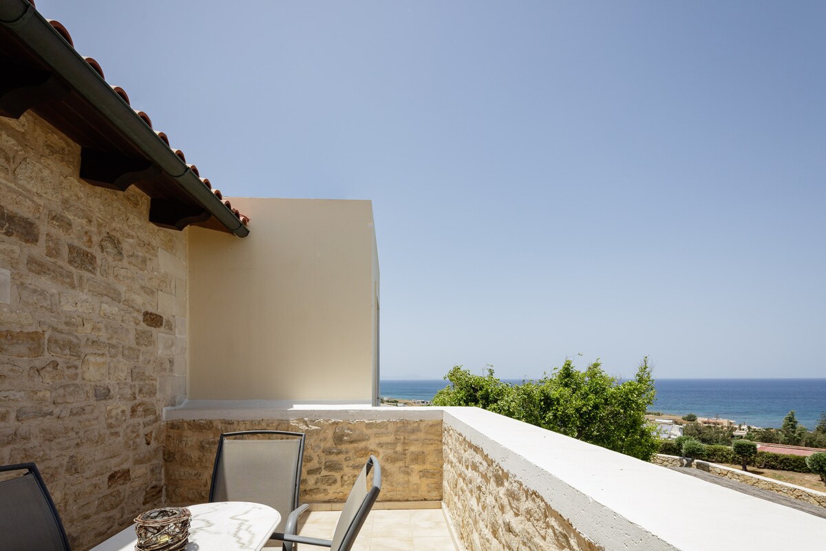 Private Pool w/ Great Seaview only 500m from Sea