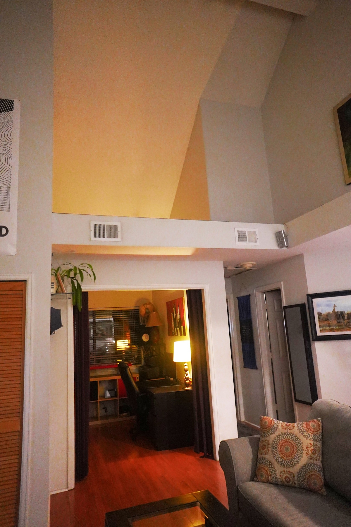 格伦代尔（ Glendale ）拱形天花板的舒适现代公寓