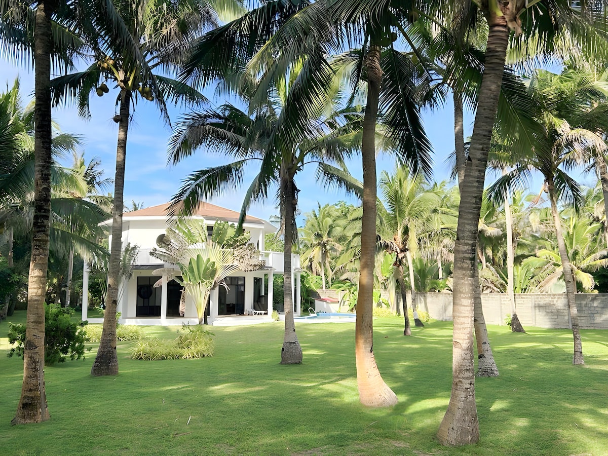 Luxury Villa: Private Pool & Beach Retreat