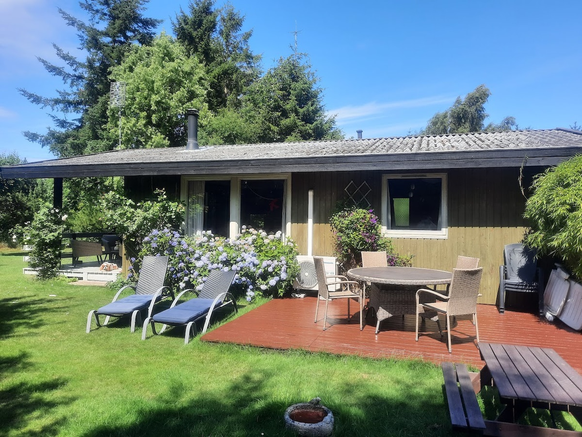 Spacious 80's summerhouse, close to the beach