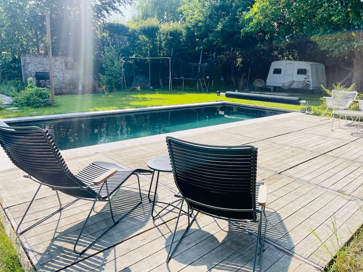 House with garden and pool near the city centre