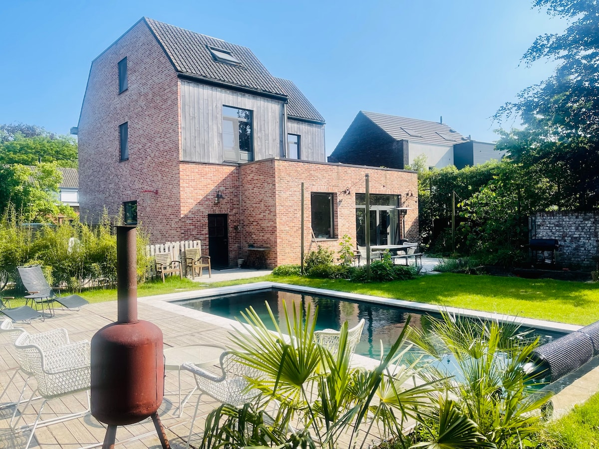 House with garden and pool near the city centre