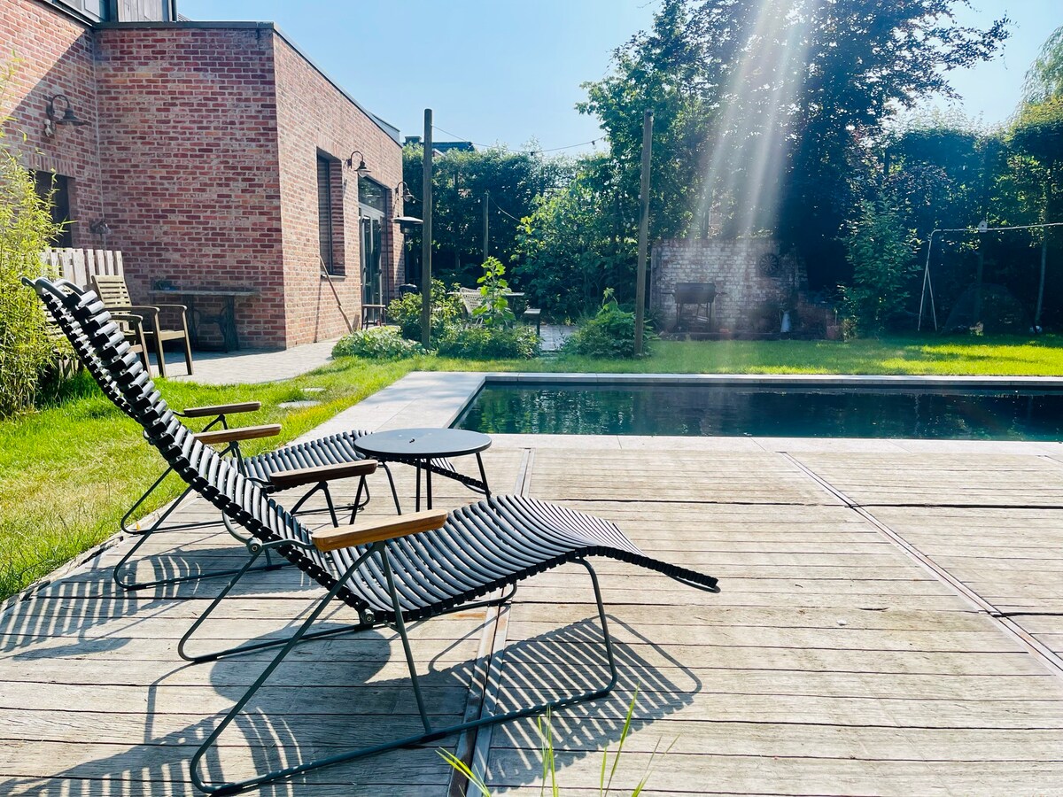 House with garden and pool near the city centre