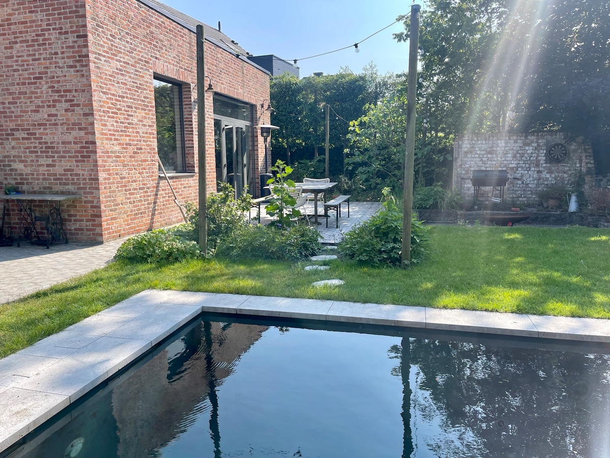 House with garden and pool near the city centre