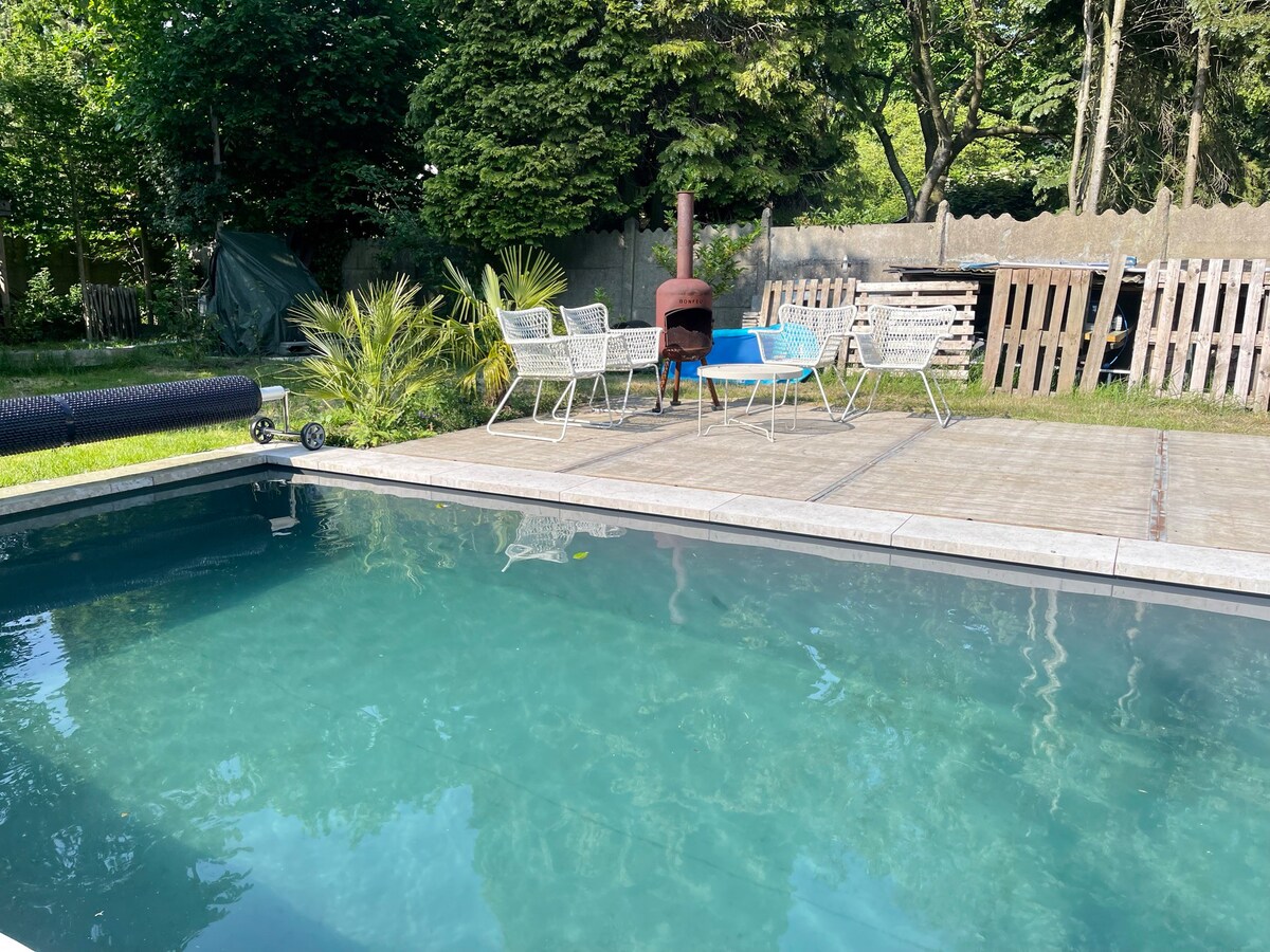 House with garden and pool near the city centre