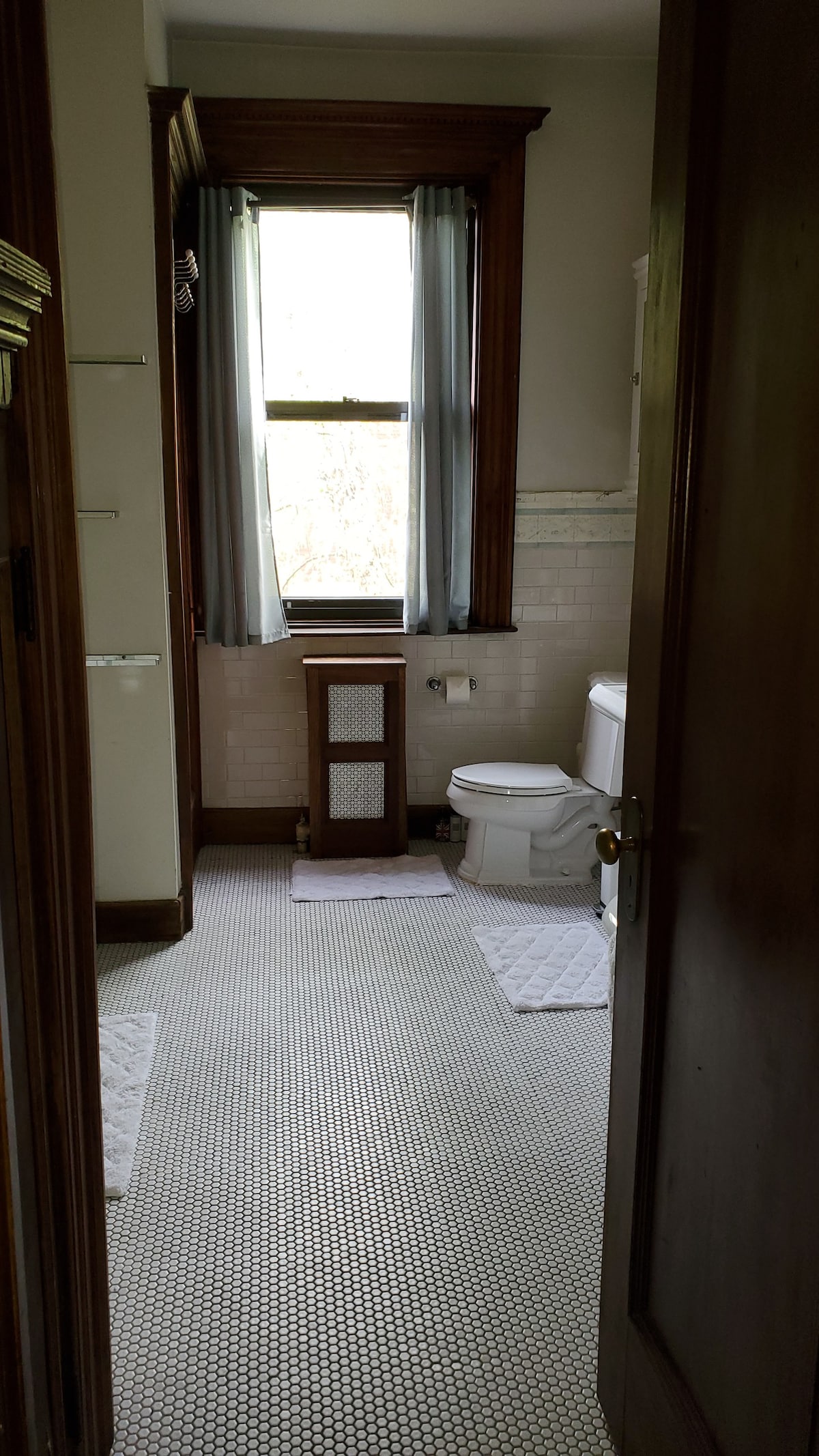 棕石公寓内有舒适的独立房间和浴室