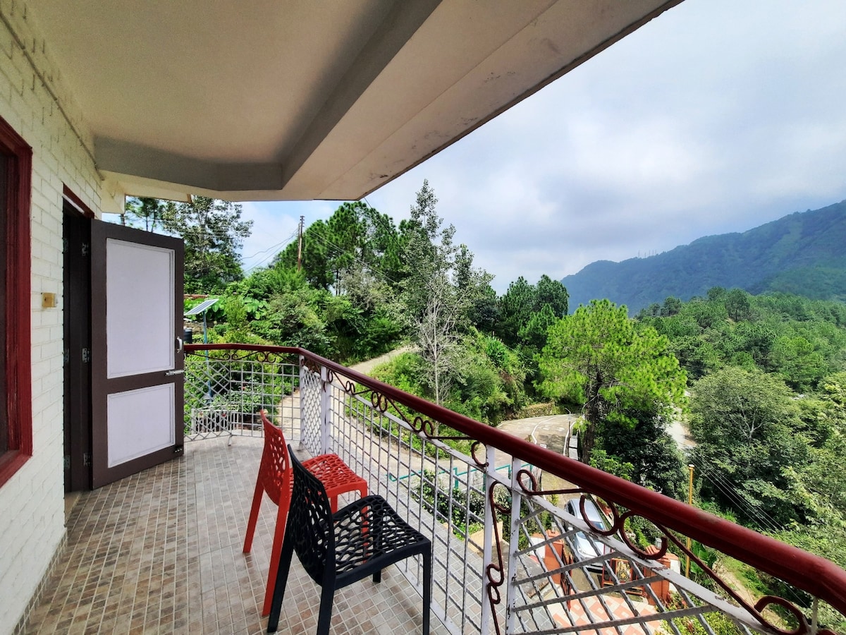 4 Bedroom | drive-in | balcony with valley views..