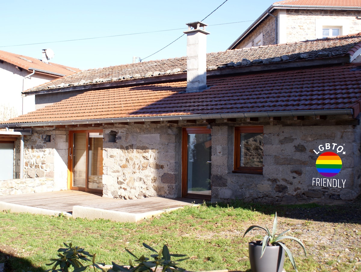 Maisonnette calme, terrasse, très beau village