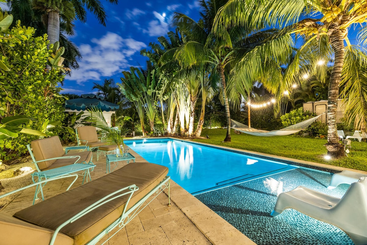 私人泳池和热带花园绿洲