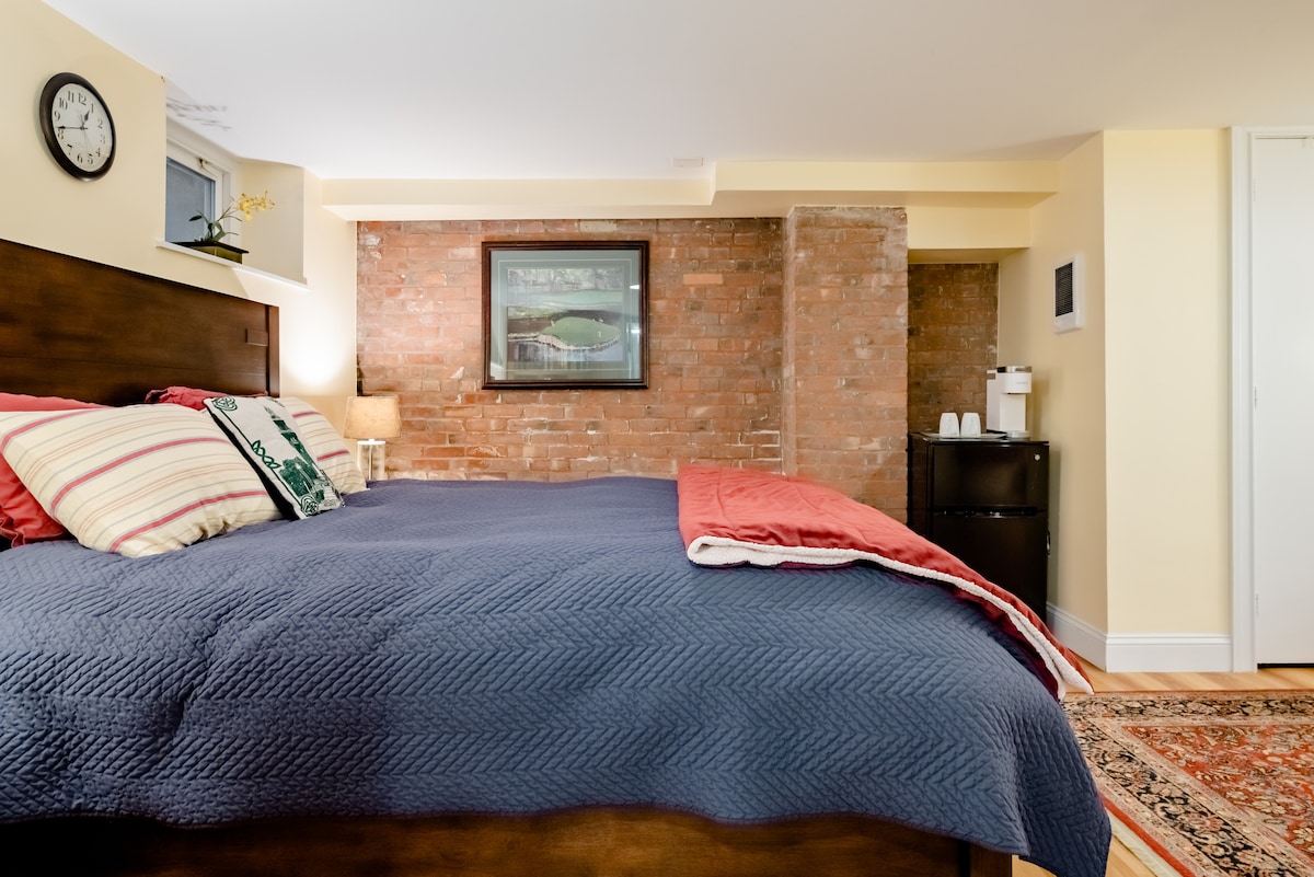 宽敞的1卧室公寓，配备多切斯特高地（ Dorchester Heights ）的全功能卫生间