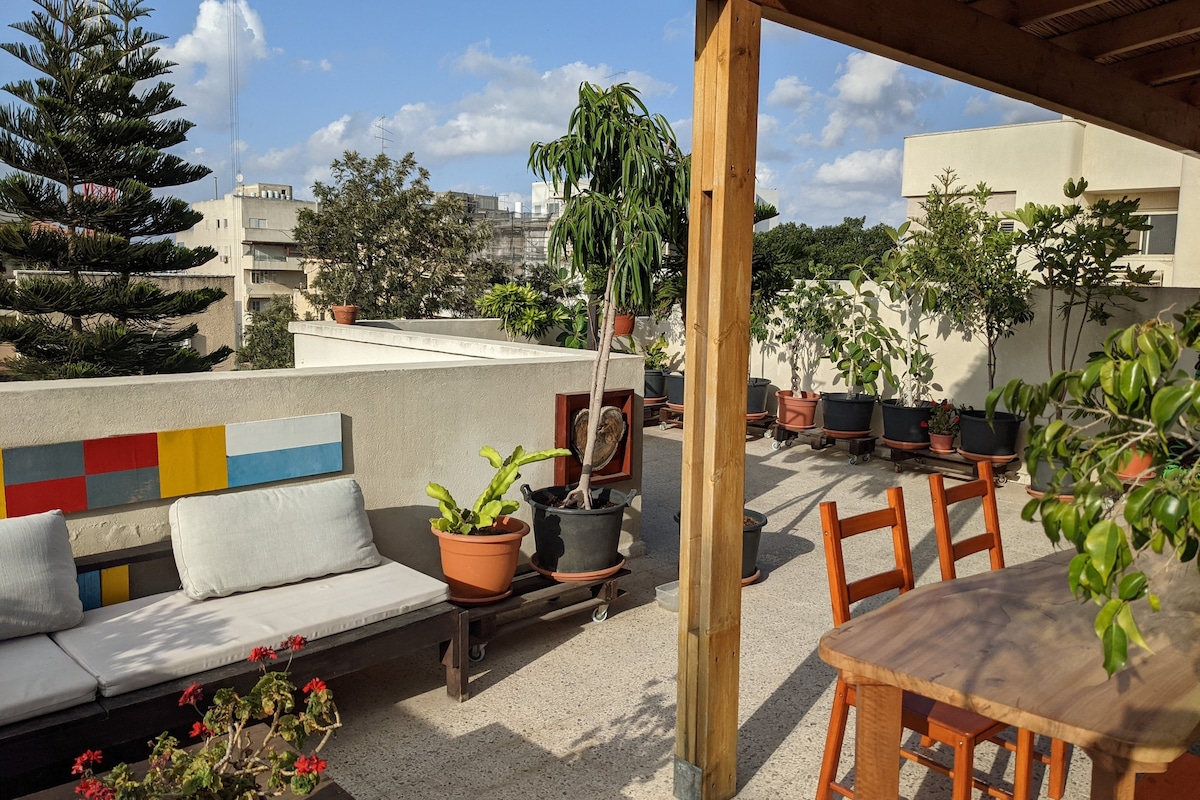 Herzliya市中心迷人的屋顶单间公寓