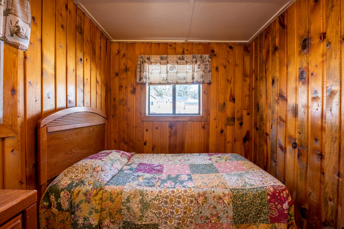 Cabin 7, 3 Bedroom Cabin w/Large Hot Tub