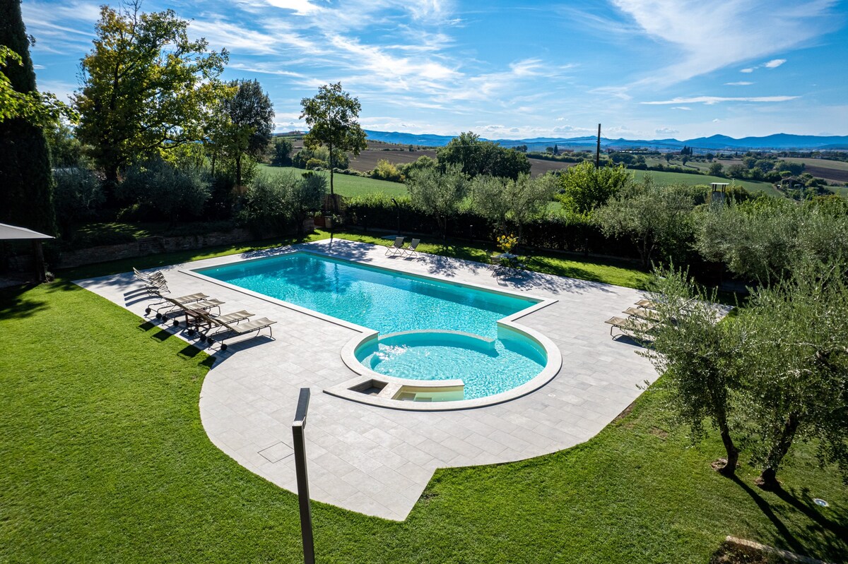Elegant villa with private lawn/pool by Vacavilla