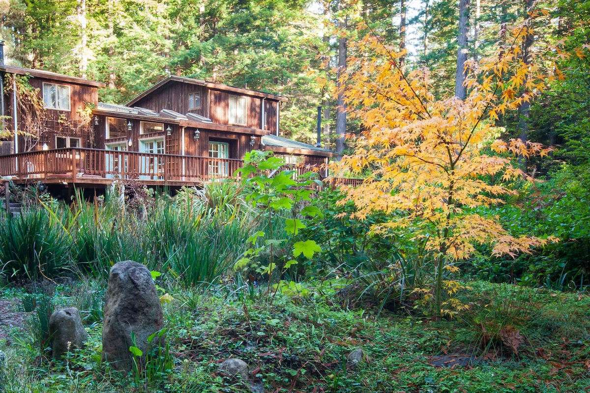 艺术家的红木度假屋，带禅式花园和热水浴缸