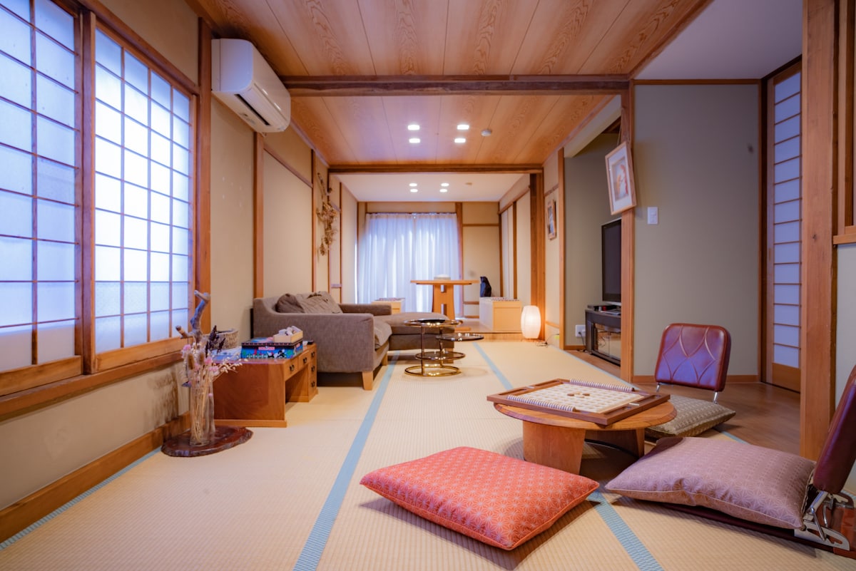 日式客房，配备沙发和床，可供2人入住/客房高级双人床或懒人床ABIYA