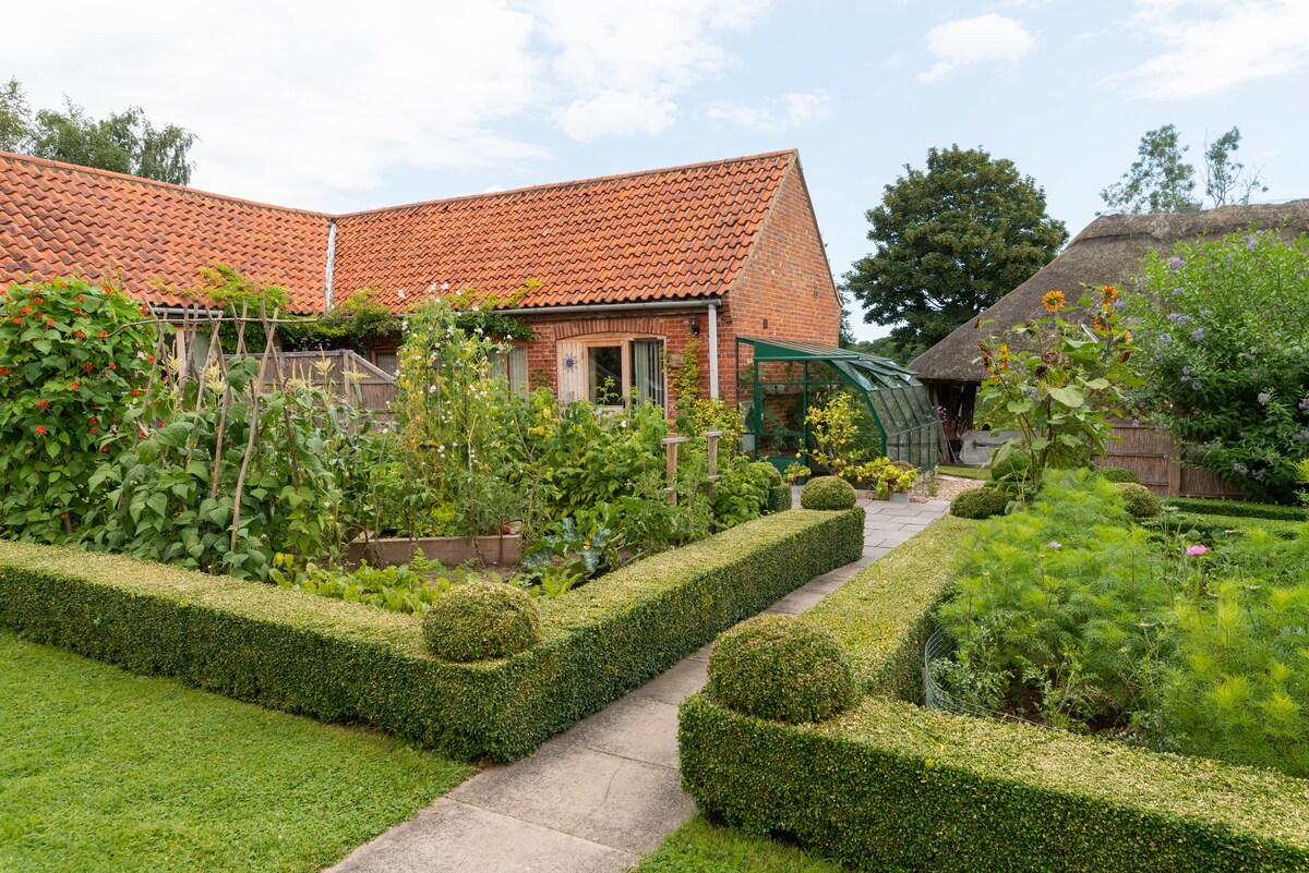 Garden Cottage with Hot Tub-Accessible-Norfolk