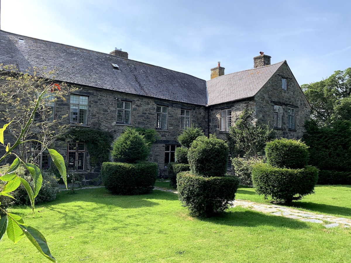 Historic Conwy Valley Farm House独一无二的住宿加早餐