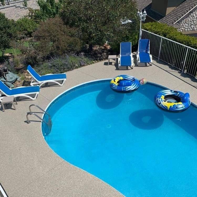 *POOL* 2 Bedroom Peachland Adult Guest Suite