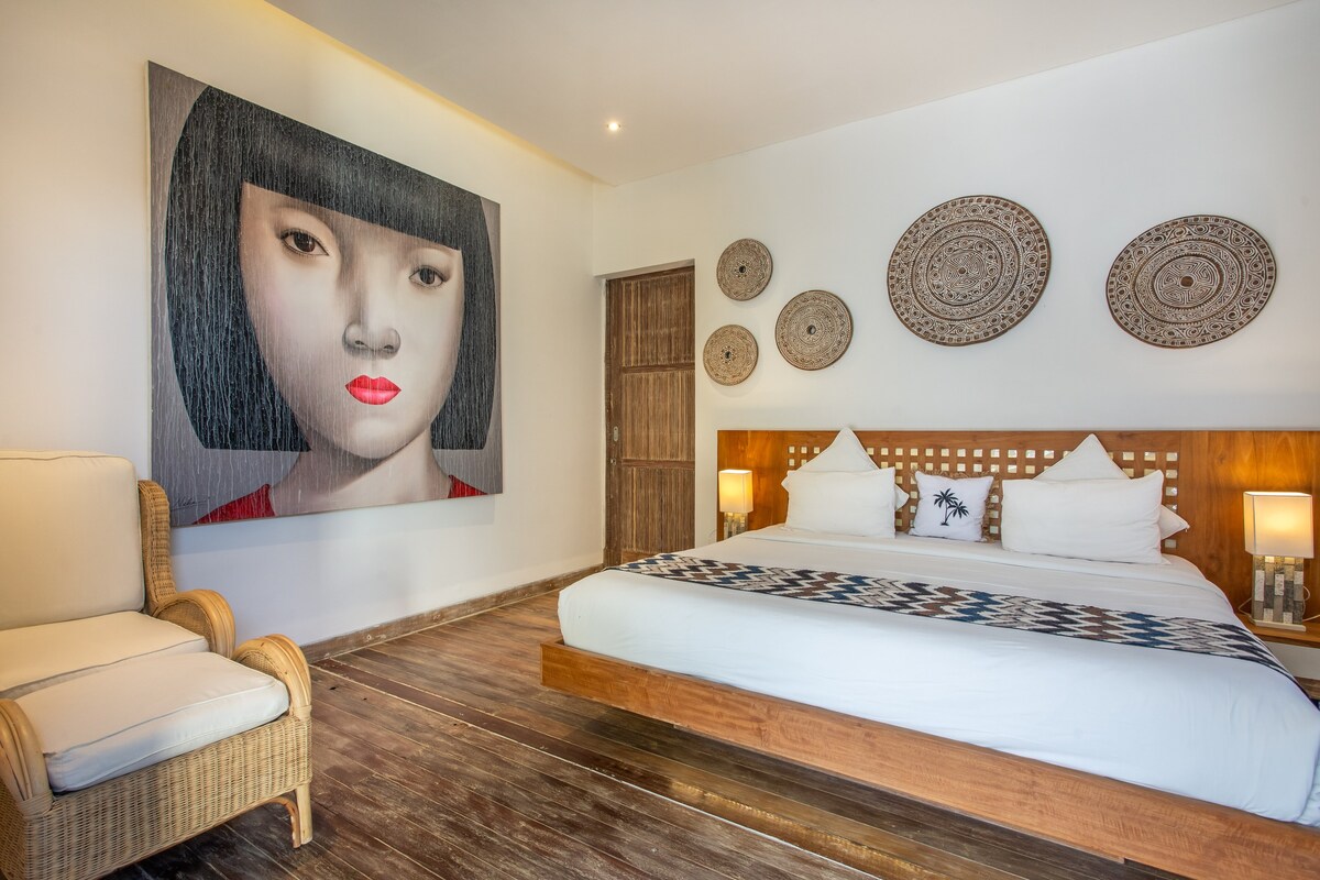 位于水明漾中心区的现代巴厘岛4卧室公寓