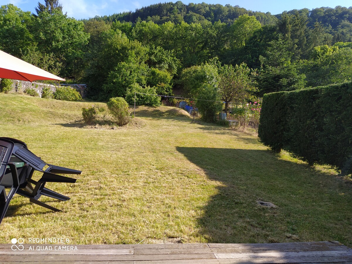 Gite au sein du Parc des Volcans, commerces à pied