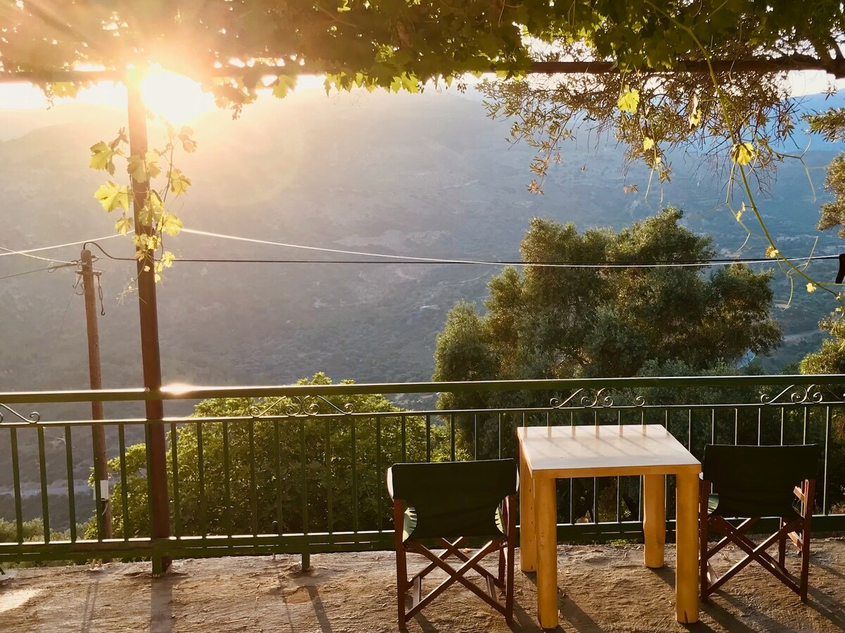 Anna's traditional house with mountain view A