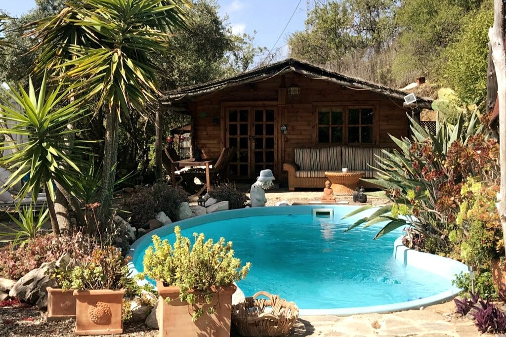 漂亮的木制小木屋，独享泳池