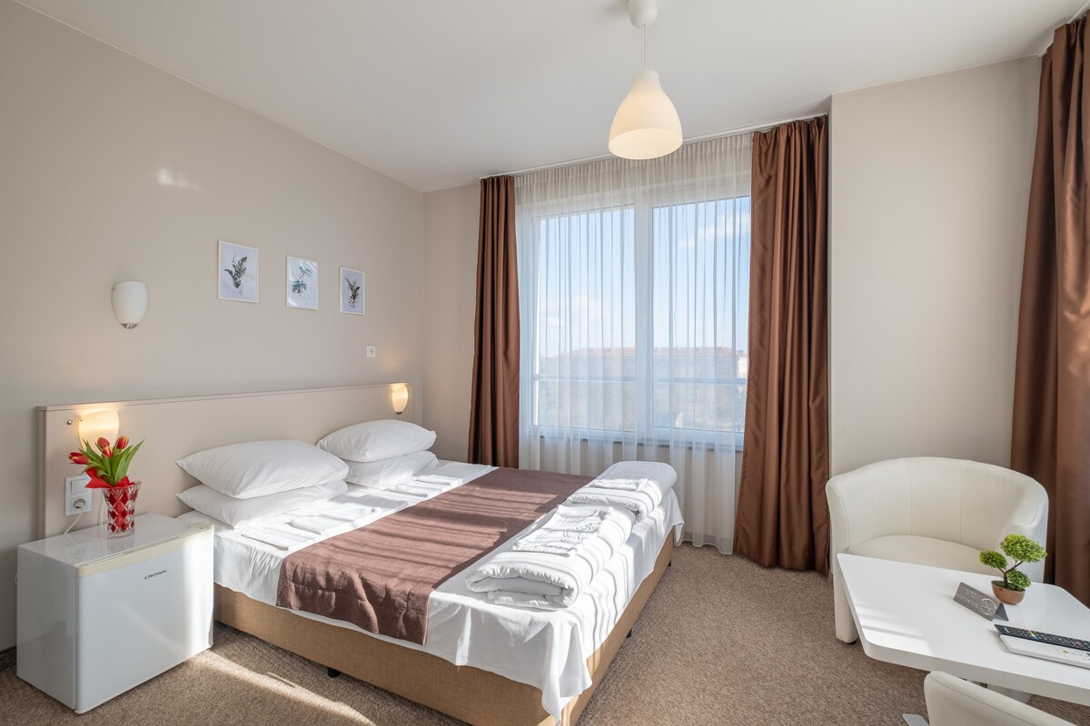 阳光明媚的单间公寓，位于Studentski grad ，配备2米宽双人床