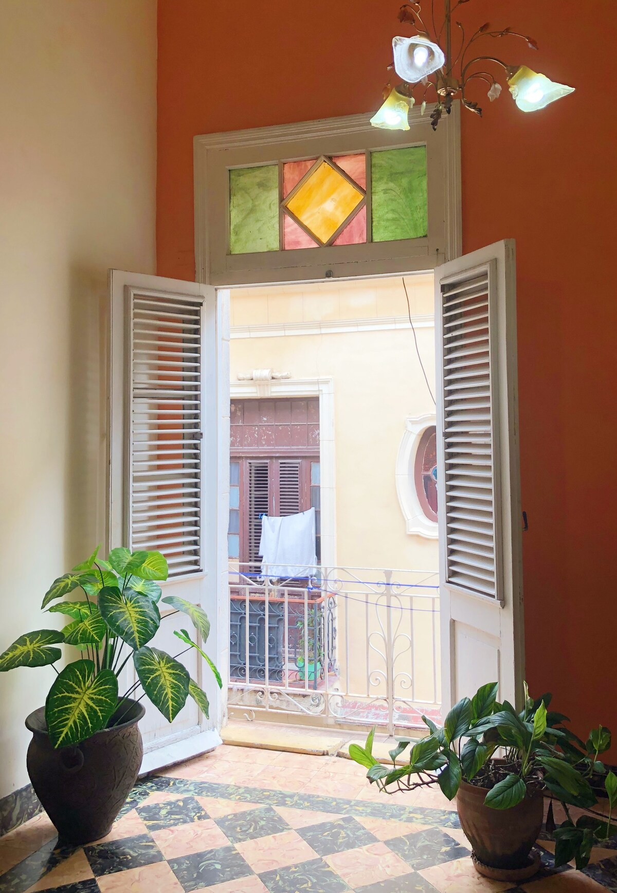 Lamparilla: Sunny Balcony in Heart of Old Havana