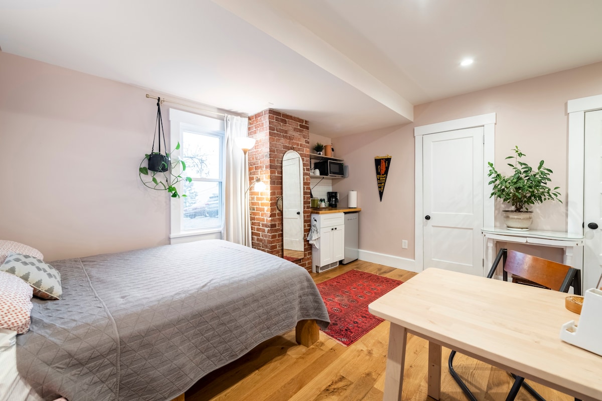 Cozy studio apartment, private entrance + porch