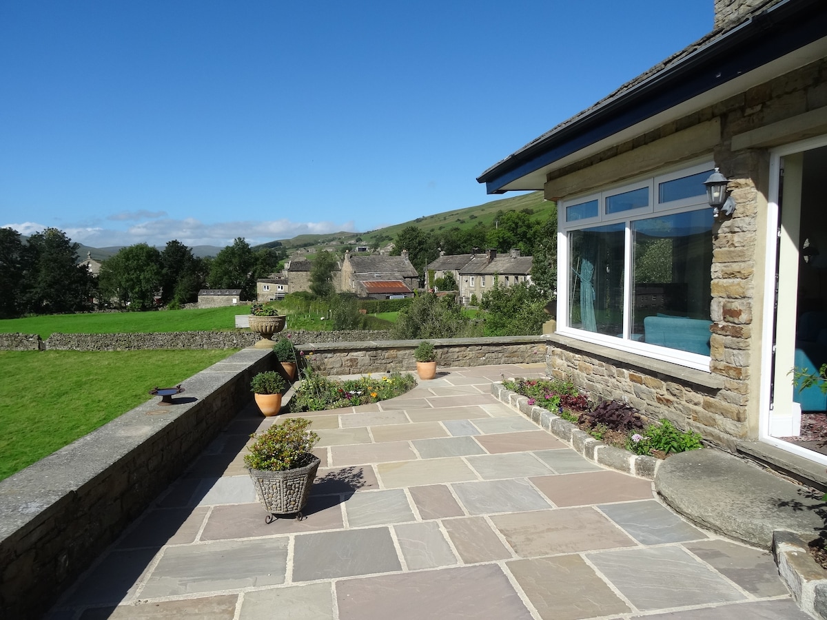 The Garth: A Swaledale Panorama