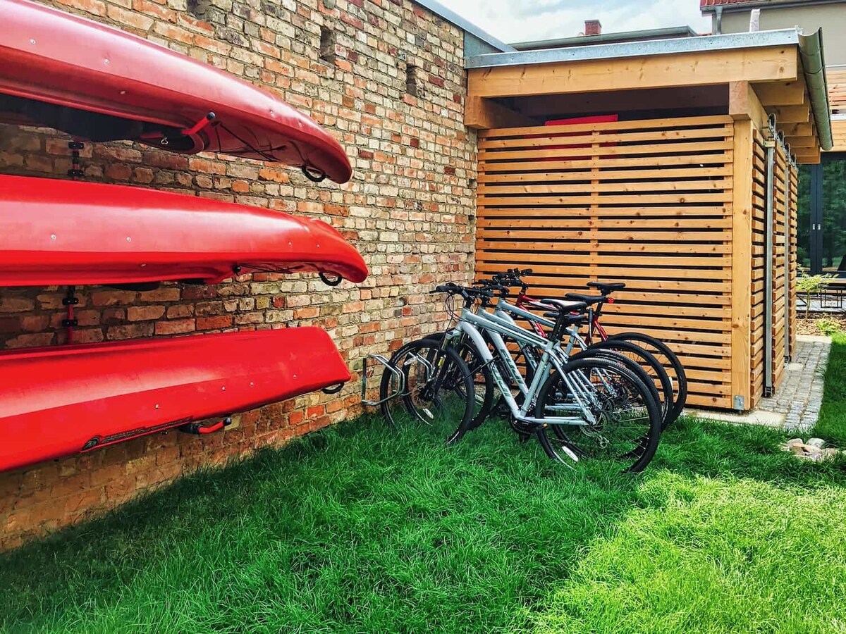 带按摩浴缸、自行车和皮划艇的柠檬船(1)