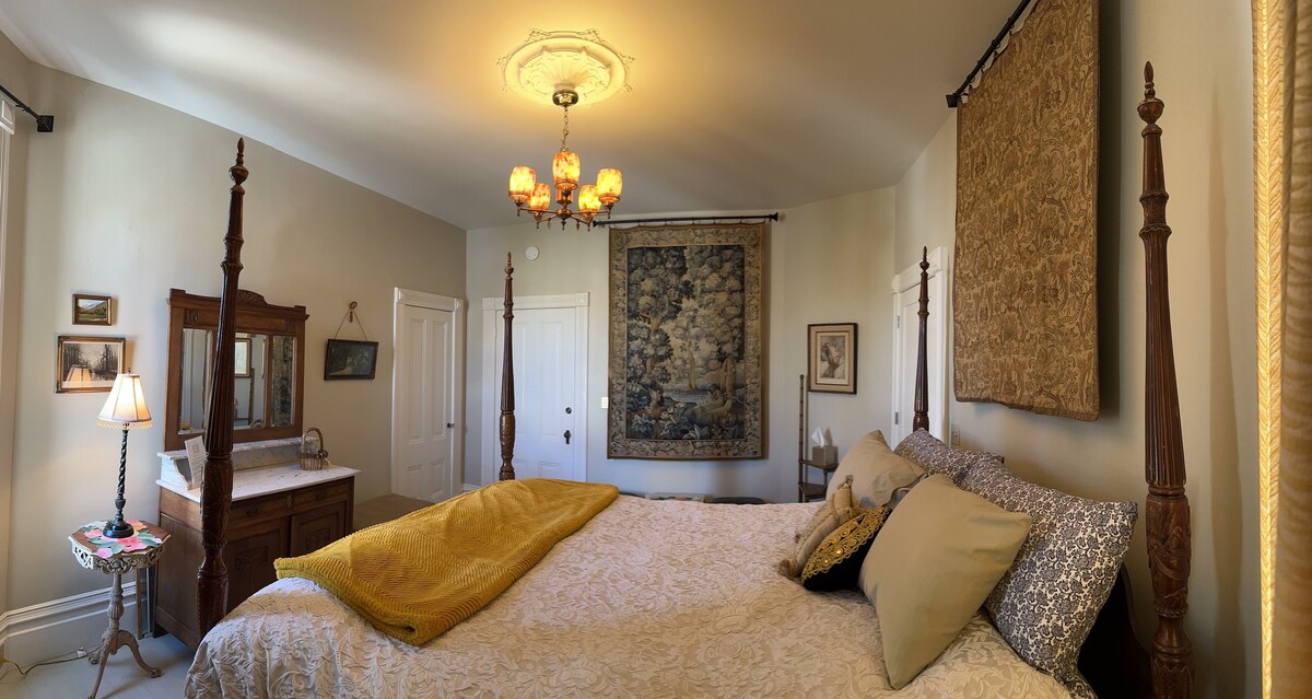 Gold Room - Historic Luxurious Victorian, Napa